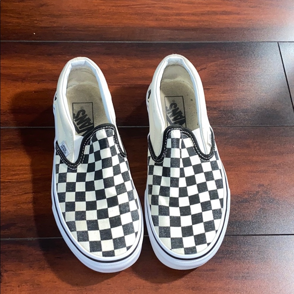 Black checkers looks faded in pic but are not